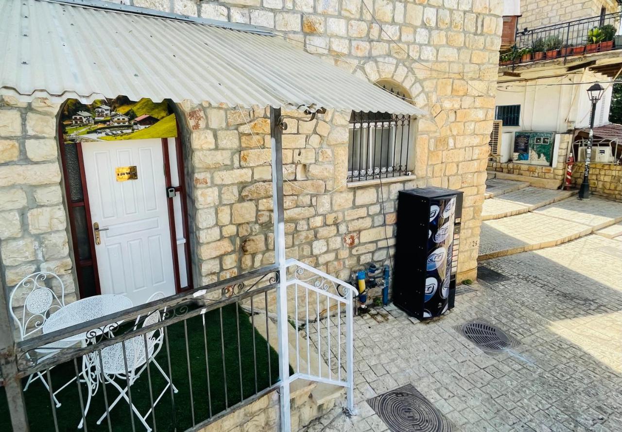 Zimmer In Old City Rosch Pina Exterior foto